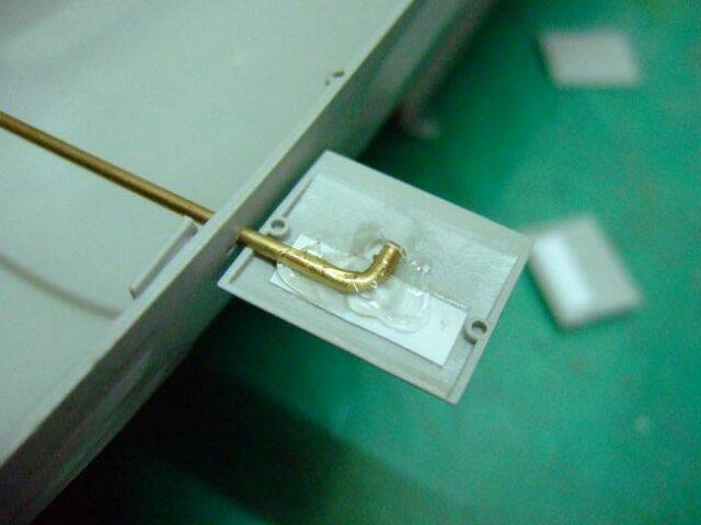 點上AB膠-順便調整角度